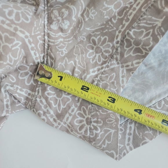 Ladies 0 Old Navy Khaki Tan & WHite Floral Print 4 Pocket Chino Shorts 3" Inseam - Picture 6 of 6